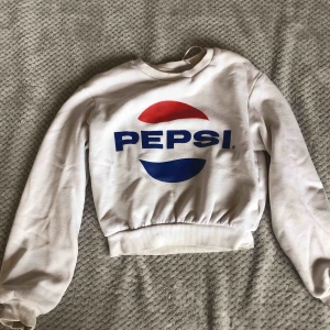  - Croppad tjocktröja från H&M, välanvänd men har fortfarande bra kvalité. Ny pris 299kr  Köparen står för frakt eller möts upp i Stockholm 