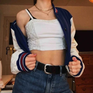  - Jättefint linne från Hollister med spets på sidorna. Perfekt bas i garderoben som passar med allt:)  Frakt tillkommer