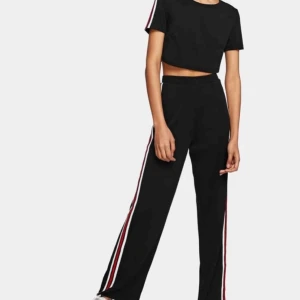  - Jätte snyggt sätt! Endast användt en gång! Om du bara vill köpa byxorna kostar de 100kr, och om du bara vill köpa tröjan kostar den 30kr Köparen står för frakten 😊