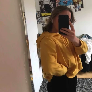  - snygg croppad tröja från Monki. Säljer för den kommer tyvärr inte till användning längre. Väldigt skön och inte för kort croppad!! Tröjan har luva 