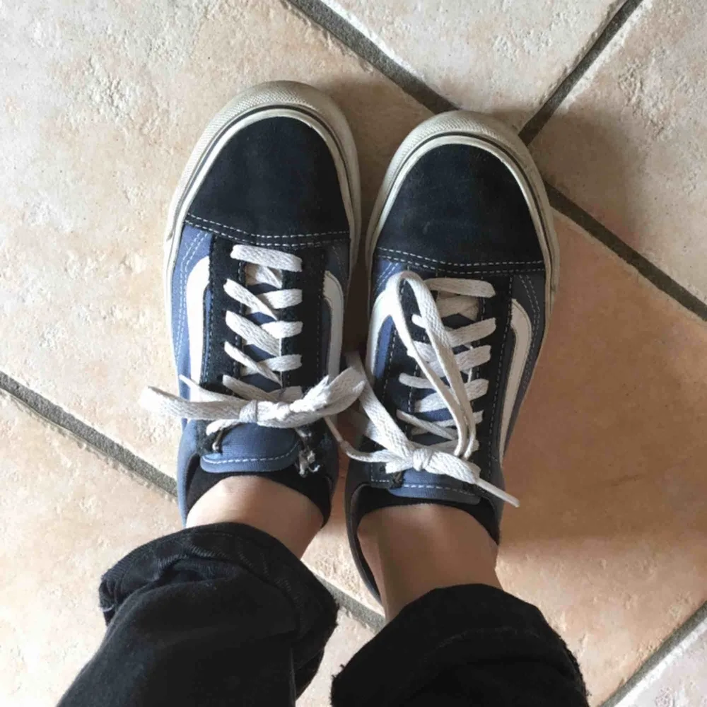 blåa old school vans. lätt använda men i bra skick förutom att min hund bet upp ett av hålen till skosnöret samt en liten del av snöret när han var valp, men kan nog sys av någon som är bättre på att sy än jag. 60kr frakt eller mötas upp i stockholm!. Kengät.