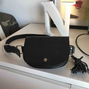  - Midjeväska i fakeskinn från ”oui”, sparsamt använd. Perfekt för en mobil. Köpare står för eventuell frakt 💗⚡️