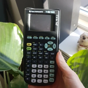 Miniräknare TI-82 STATS - Miniräknare från en naturare så den e använd men fortfarande o gott skick💣💣 Står Ella W NV1E på några ställen men det ska nog gå o få bort