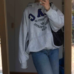 Hoodie - (Budet ligger på 300kr inklusive frakt) Säljer denna gråa adidas hoodie som är köpt på humana. Tror det är storlek L men passar mig som har S också (lite oversized). 
