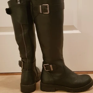 Stövlar, stl. 36. - Fina stövlar som är sparsamt använda, lite kantstötta vid tårna. 