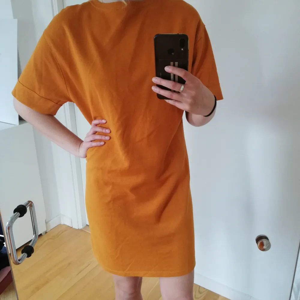 Mysig oversized orange klänning från Zara, strl S. Använd ett fåtal gånger. . Klänningar.