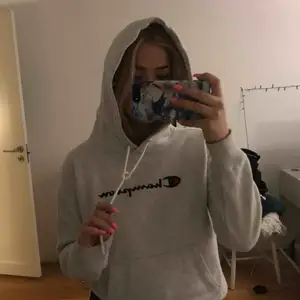 Champion hoodie, hör av er om ni är intresserad så diskuterar vi pris sedan!🥰🥺😍