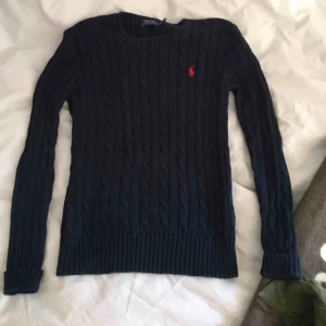  - Marinblå stickad från Ralph lauren, säljer pga av för liten. Använd 2-3 ggr.