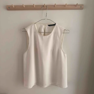  - Vit top från Zara.