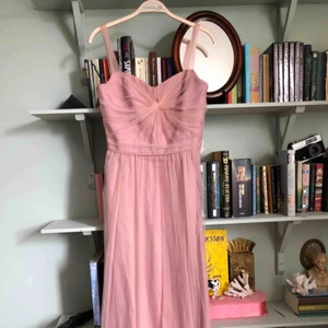  - Balklänning från märket Chi Chi London köpt på Nelly. Sitter så fint! Tillkommer frakt. 