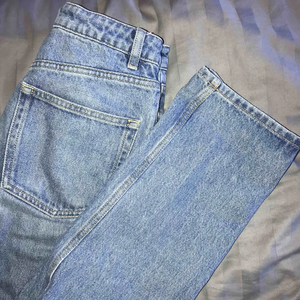 Raka jeans från asos denim. Färgen gör sig mer rätt på 2a och 3dje bilden. Fin mellanblå färg till vår och sommar :) Riktigt bra skick då jag använt dom väldigt sällan, även därför jag säljer dom :). Jeans & Byxor.