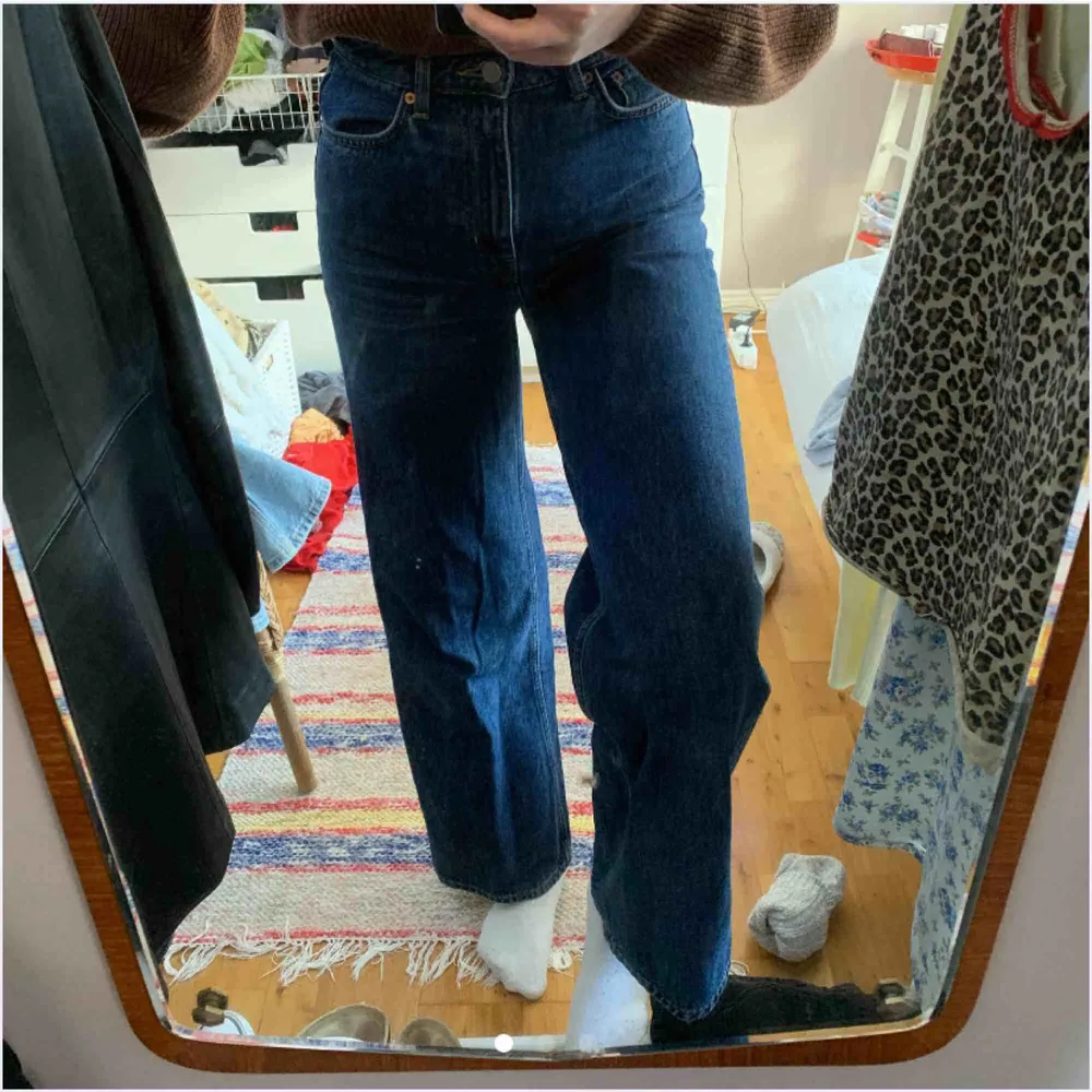 Säljer mina weekday jeans i modellen ”ACE”, lite rubbad lapp men annars inga slitningar, perfekt modell för dig som är lång💖Jag är 175cm och såhär sitter dem på mig👆Köpren står för frakt (88kr). Jeans & Byxor.