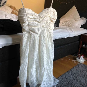  - Jättefin vit spets klänning, perfekt till studenten eller skolavslutningen. Använd 1 gång men har bara legat i garderoben och degat typ