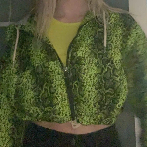  - Älskar den här jackan men har tvärr inte användning av den. Aldrig andvänd och köpt i london. Jätte fin och är somsagt ny