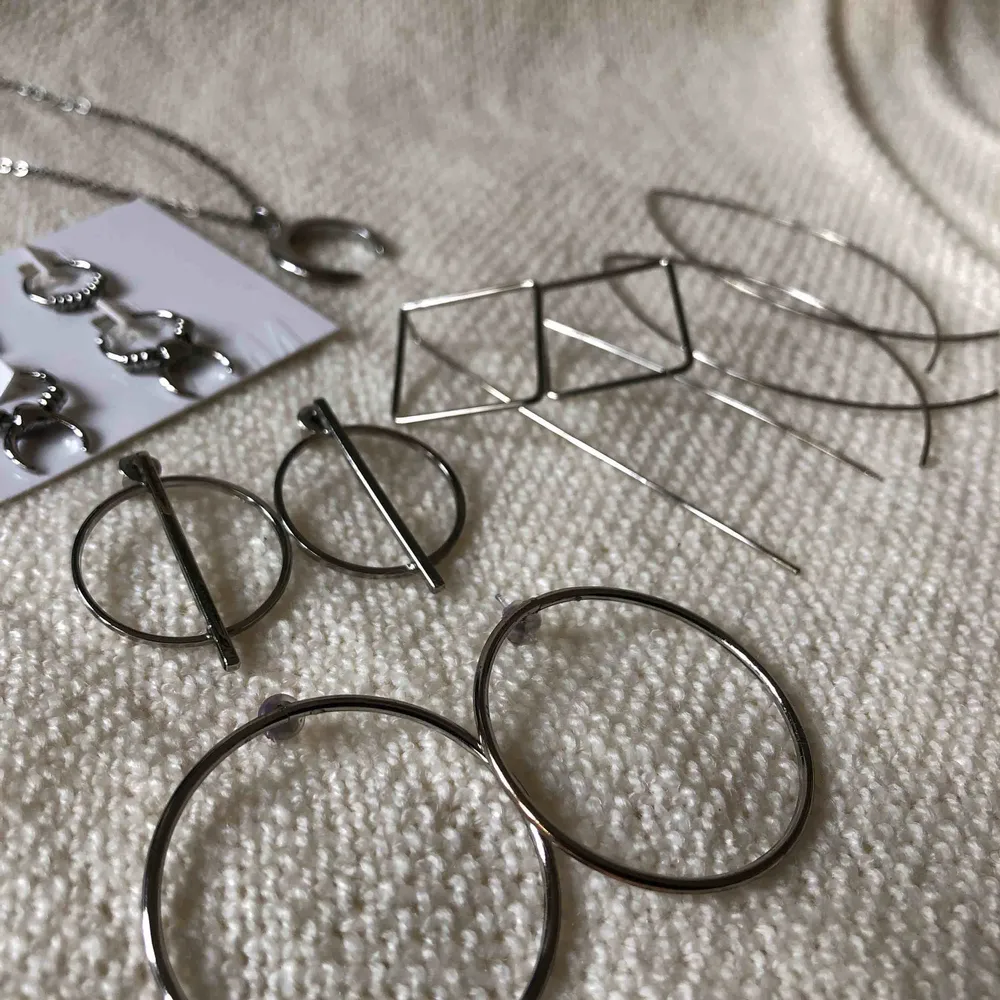 Silver örhängen + halsband. Allt för 100kr.   Hämtas upp i Stockholm eller köpare står för frakt.. Accessoarer.