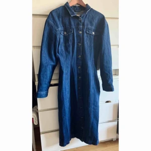  - Cool jeansklänning 🌟 Går även att använda som jacka/kappa.  SÅLD!