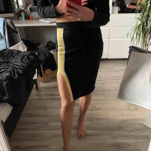  - Mjukis kjol från pull&bear i storlek S med slits och detaljer av gult och vit! Tillkommer frakt på 44kr