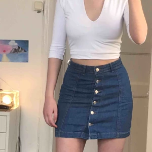  - Jeans kjol från gina! Köpt för några år sedan. Inte särkilt använd. Storlek 34, sitter på en 36 på bilden. Perfekt till sommaren. Möts på södermalm 💞💞💞 frakt tillkommer.
