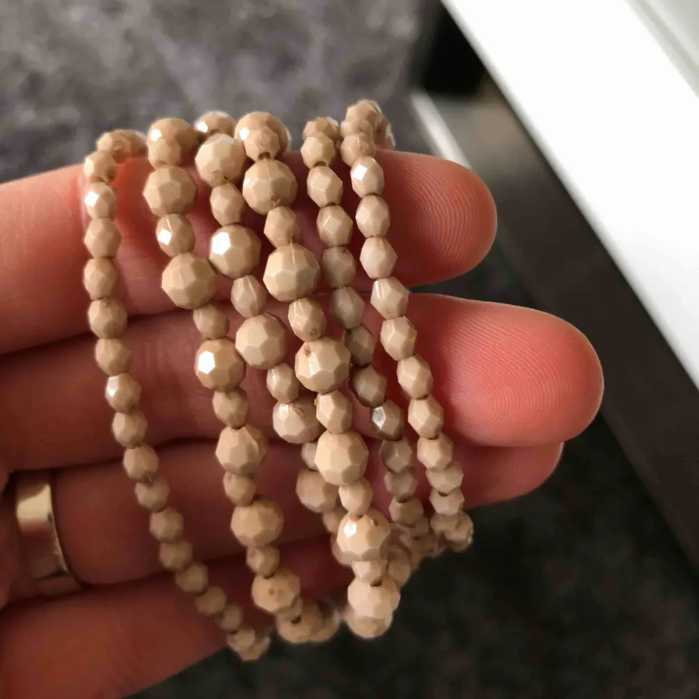 Armband med elastisk tråd •6 stycken •aldrig använda •beige färg •okänt material •45 kr/set 🚭Djurfritt och rökfritt hem 📬Kan skickas mot fraktkostnad(11 kr) . Accessoarer.