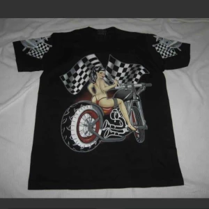  - En rolig t-shorts med tryck! Fint skick🥰✨ Frakt: 42kr 