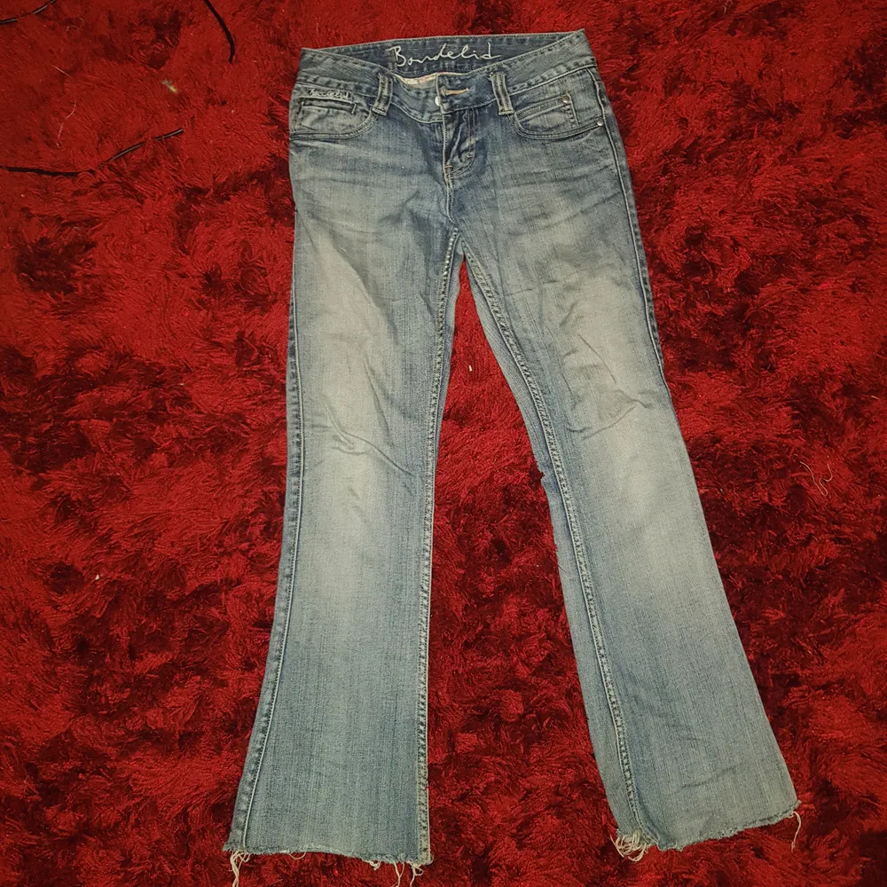 Sjukt snygga jeans från Bondelid, i bra skick och säljs för att de ej passar mig. Frakt tillkommer . Jeans & Byxor.