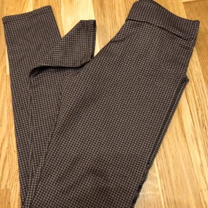  - Leggings från Calzedonia 🌻 Storlek S Knappt använda, mycket bra skick 45 kr 🧺Tvättade efter användning 🚭Djurfritt och rökfritt hem 📍Kan mötes upp i Mölnlycke/Göteborg 📦Kan skickas mot fraktkostnad