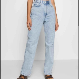  - Säljer dessa jätte snygga raka weekday jeans i färgen stoneblue som är slutsålda överallt! Har gjort egna hål och gjort så dem är rawhem, så de är lite längre än 32.🥰
