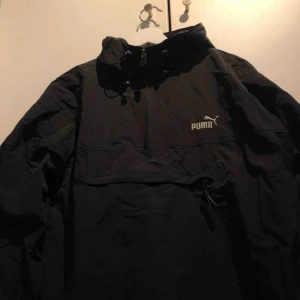  - Passar nog de flesta. Frakt 88kr💙 Tunn jacka som är bra att ha nu i vår.