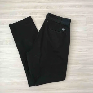  - Säljer mina finafina Dickies-byxor då dom har blivit lite för små för mig! Det är en herrmodell i storlek 32-32 och jag brukar vanligtvis vara en Medium/Large i byxor. (Nypris: 549kr)   (Frakt är inte inkluderat i priset)