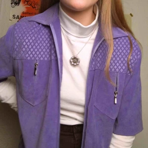  - Vintage lila skjorta. Utan några fel. Med ett coolt tyg och diskret mönster. Helt perfekt. Plus 40kr i frakt