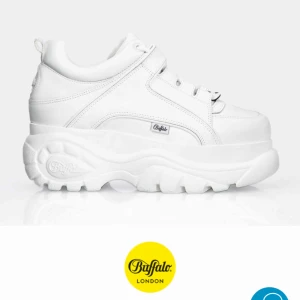  - Snygga/Coola låga Buffalo 1339-14 2.0 soft vita Använda 1 gång, kommer tyvärr inte till användning. Skulle vilja ha de för de är svin coola men passar inte in hos mig helt enkelt.   Köpta för 1799kr