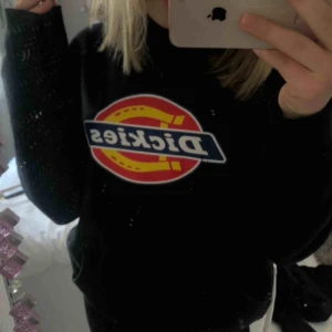  - Fin oanvänd Dickies hoodie i storlek S men lite oversized! Frakt ligger på 65 kr om man inte kan mötas upp i Gbg!💓