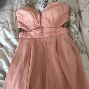  - Ljusrosa klänning, passar xs också. köparen står för frakten 