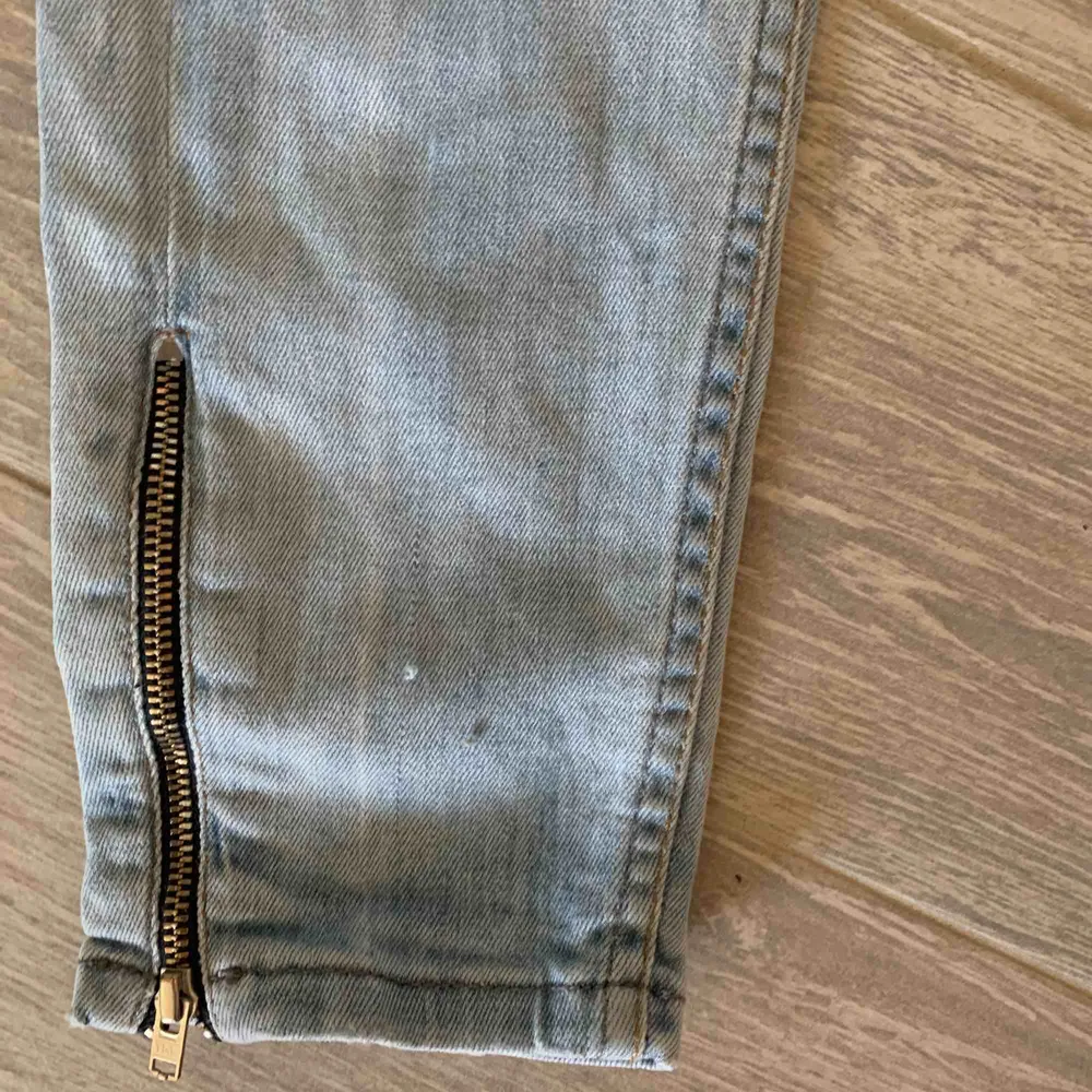 Superfina jeans från Gina tricot. Lågmidjade byxor med slitningar och kedja på sidan. Riktiga earley 2000s stil. . Jeans & Byxor.