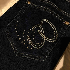  - Mörkblåa low rise jeans med jättefina diamantdetaljer baktill. Köpt Second Hand, i priset ingår frakt 😇