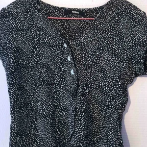  - säljer denna jättefina blus från bikbok. aldrig använd så skicket är bra, säljer för 40  inkl frakt💓💓💘💘💘💕 