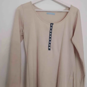  - Beige tröja. Lite använd, bra skick 