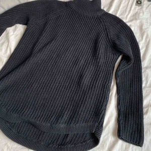  - Svart stickad från Gina tricot men en rund slits på sidan 