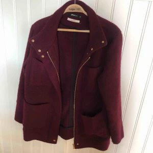  - Så fin kappa har varit min favvo men använder inte så mycket länge köpt för 1 år sen 😇😍 köpte den för 699 kr 😊