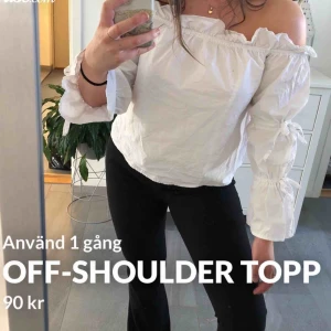  - Off shoulder topp från Nelly! Finns även snören så att man kan knyta upp dem över axlarna. Använd endast 1 gång💗💗 90kr+frakt