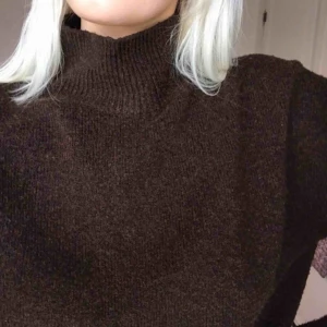  - Skön och varm stickad polo🦔 den är mörkbrun med lite mer blandade färger som syns i sista bilden! 