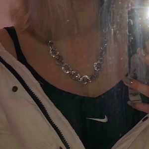  - Silverkedja som ”skimrar” från Madlady! Inte sliten. Ordinarie pris: ca 150-200:-  Kontakta för bättre bilder. Kunden står för frakt  