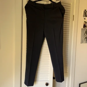 Helt nya H&M slacks, strl 36 - Oanvända med lappen kvar. Marinblå. Regular waist.  Frakt 63 kr.