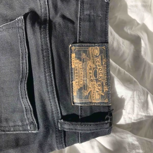  - Crocker jeans, style: pep boot, fit: skinny. Sitter jätte fint på, har även gjort en egen slits ca 10 cm på insidan av byxbenen. 💙