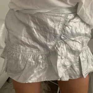 Silvrig kort kjol - Storlek S, använd fåtal gånger💙