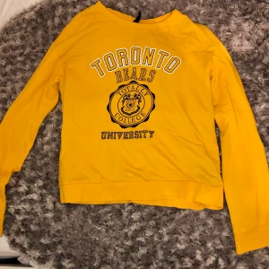 Gul långärmad tröja  - Gul långärmad tröja som knappt är använd. 