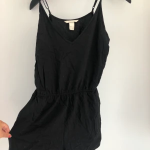 Playsuit - Svart playsuit som passar väldigt bra en solig sommardag💓 