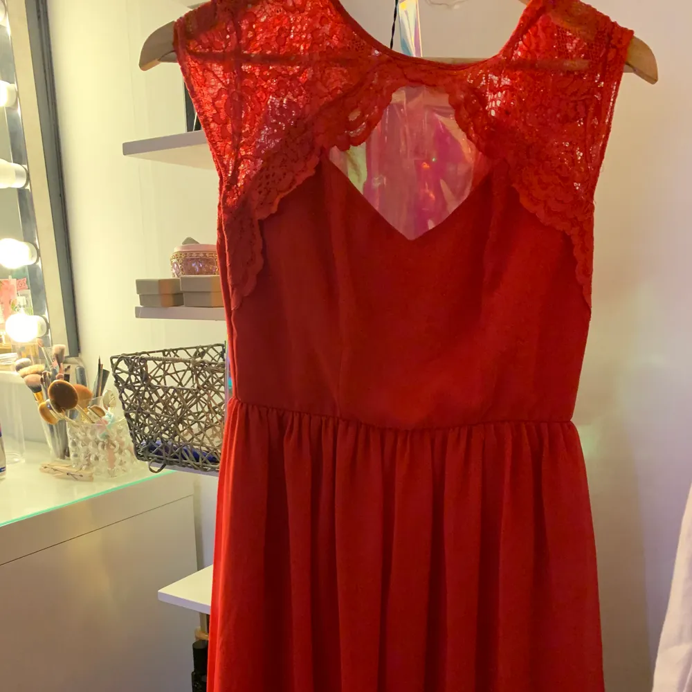 En perfekt röd klännig som kan användas till jul eller nu i sommar,:)köparen står för frakt . Klänningar.