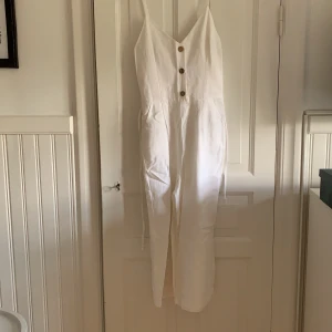 Byxdress i linne, helt ny - Jättefin byxdress med 3/4dels ben. Använd en gång 