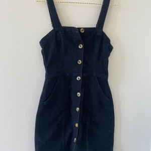 Jeansklänning svart denim  - Svart jeansklänning från Hm Stl 34! Bara provad hemma 😄 köparen står för frakt💕